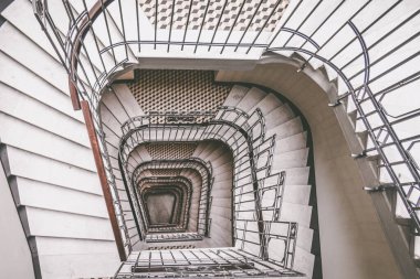 Eski bir evdeki kadim spiral merdiven