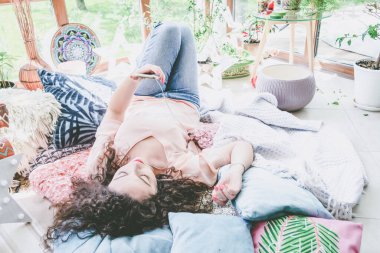 Pencerenin yanında kupası olan güzel bir kız.