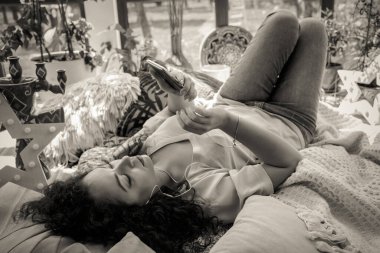 Pencerenin yanında kupası olan güzel bir kız.