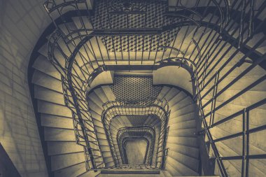 Eski bir evdeki kadim spiral merdiven