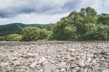 Muhteşem dağ nehri. Büyüleyici bir doğa.