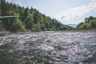 Muhteşem dağ nehri. Büyüleyici bir doğa.