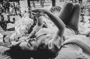 Pencerenin yanında kupası olan güzel bir kız.