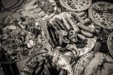 Izgara sosis ve salata, açık hava eğlencesi.