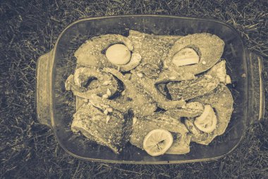 Izgara arka planında sazan balığı pişirme