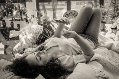 Pencerenin yanında kupası olan güzel bir kız.