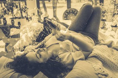 Pencerenin yanında kupası olan güzel bir kız.