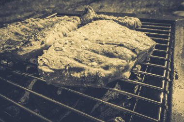 Izgara biftek, kamp. Taşınabilir ızgara