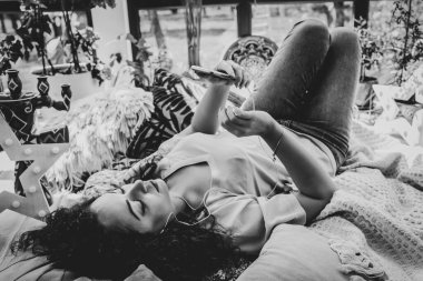 Pencerenin yanında kupası olan güzel bir kız.