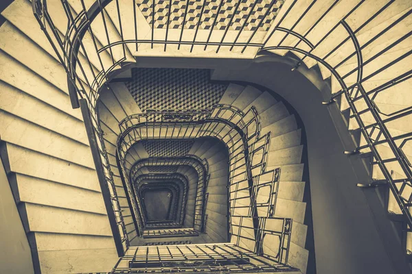 古い家の中の古代の螺旋階段 — ストック写真