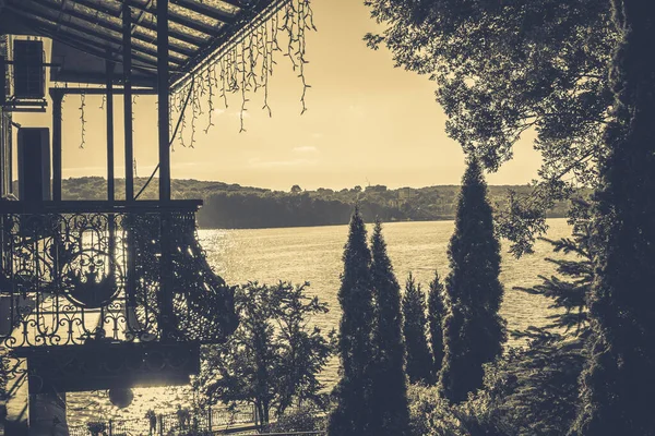 Hermosa Terraza Con Árboles Junto Lago — Foto de Stock