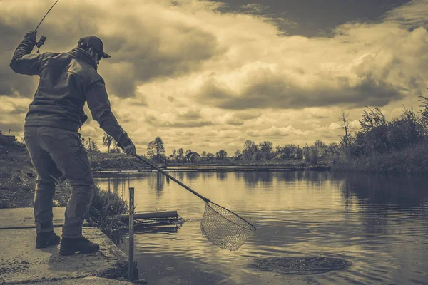 Pesca Alla Trota Sul Lago Ricreazione — Foto Stock