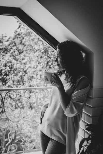 Красива Дівчина Чашкою Біля Вікна — стокове фото