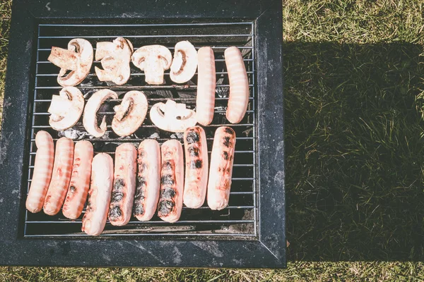 Enchidos Grelhados Recreação Livre Churrasco Portátil — Fotografia de Stock