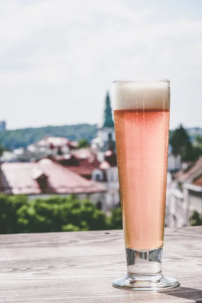 Pivo Sklenici Pozadí Krásného Města — Stock fotografie