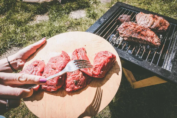 Steaks Grillen Campen Tragbarer Grill — Stockfoto