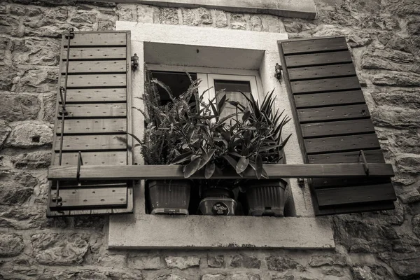 Belos Obturadores Uma Casa Pedra — Fotografia de Stock