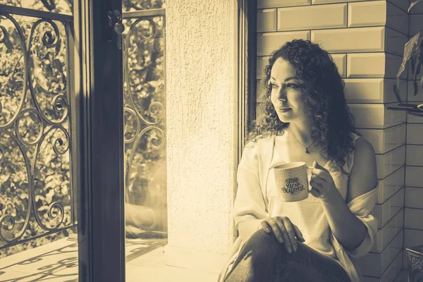 Menina Bonita Com Uma Caneca Perto Janela — Fotografia de Stock