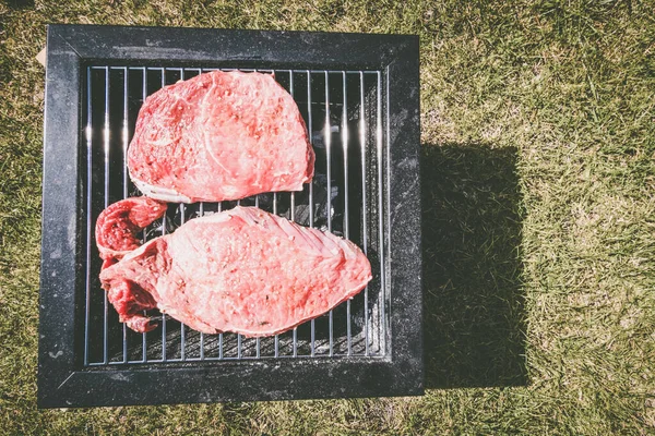 Steaks Grillen Campen Tragbarer Grill — Stockfoto