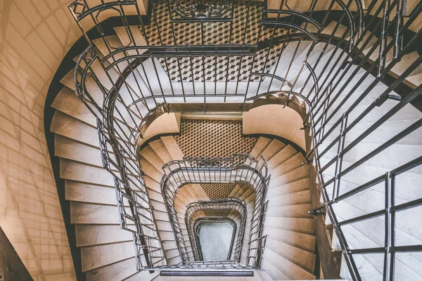 Eski bir evdeki kadim spiral merdiven