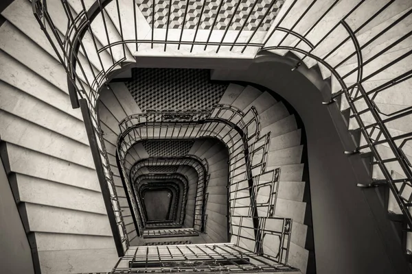 古い家の中の古代の螺旋階段 — ストック写真