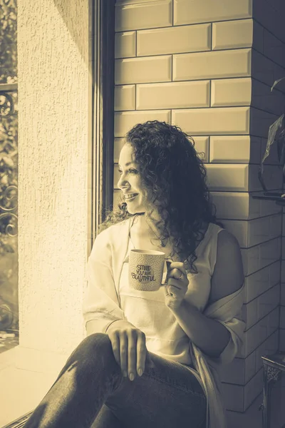 Menina Bonita Com Uma Caneca Perto Janela — Fotografia de Stock