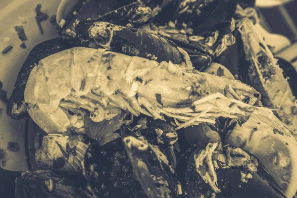 シーフードプレートの上にムール貝とエビ — ストック写真