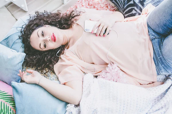 Portrait Une Belle Fille Dans Une Atmosphère Détendue — Photo