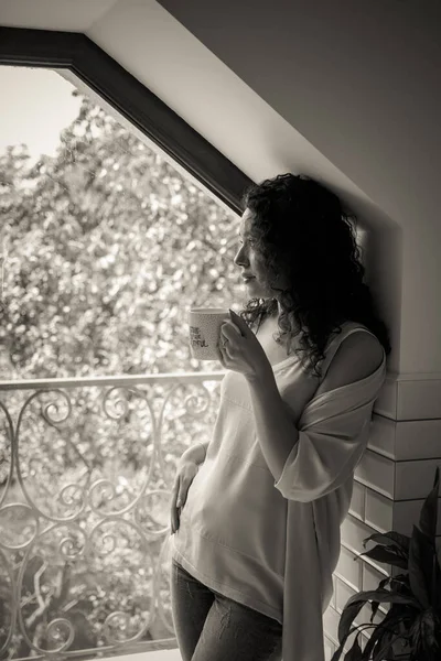 Piękna Dziewczyna Kubkiem Przy Oknie — Zdjęcie stockowe