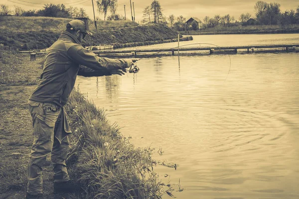 Pesca Alla Trota Sul Lago Ricreazione — Foto Stock