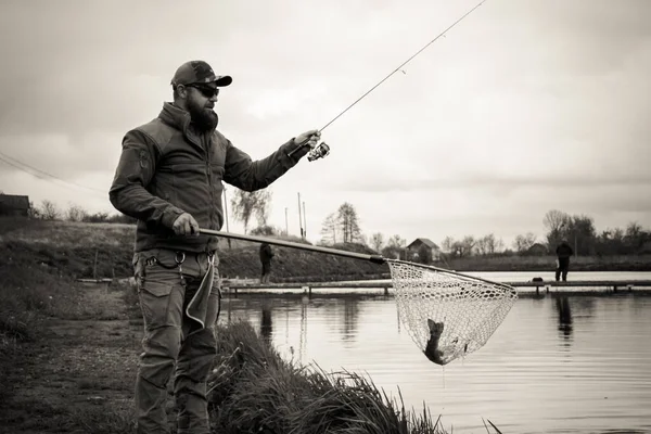 湖でのマス釣り レクリエーション — ストック写真