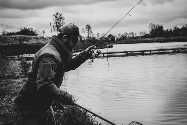 Pesca Alla Trota Sul Lago Ricreazione — Foto Stock