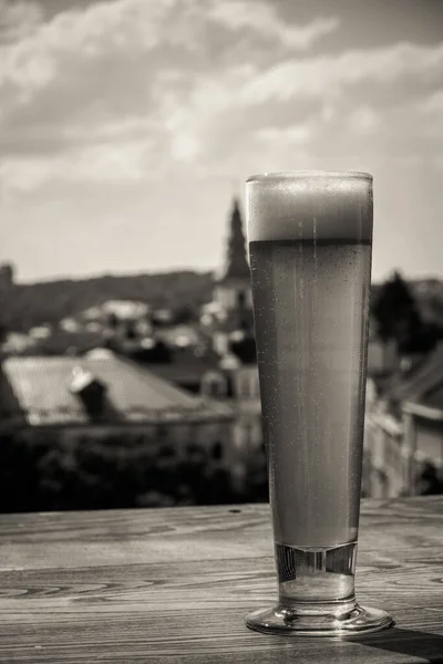 Cerveja Copo Contra Fundo Uma Bela Cidade — Fotografia de Stock