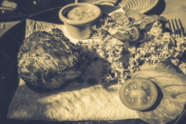 Tabakta dana biftek, yemek arkaplanı.