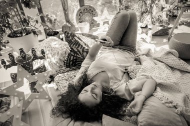 Pencerenin yanında kupası olan güzel bir kız.