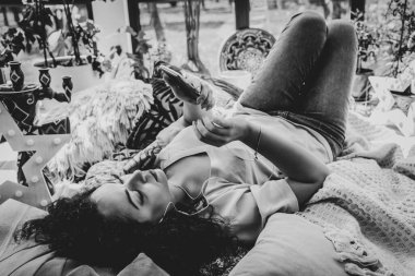 Pencerenin yanında kupası olan güzel bir kız.