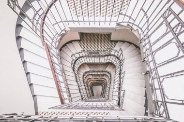 Eski bir evdeki kadim spiral merdiven