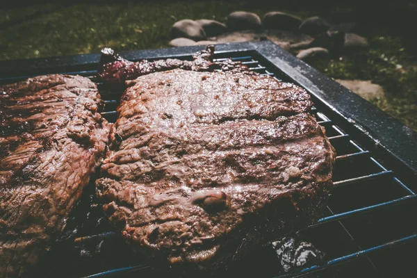 Grillbiffar Camping Bärbar Grill — Stockfoto