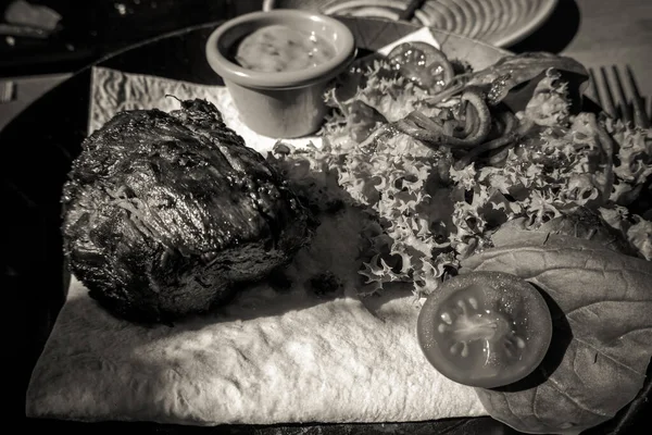 Tabakta Dana Biftek Yemek Arkaplanı — Stok fotoğraf