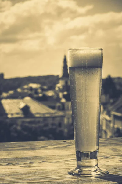 美しい街を背景にガラスの中のビール — ストック写真