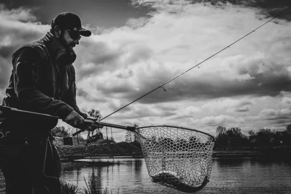 Pesca Alla Trota Sul Lago Ricreazione — Foto Stock