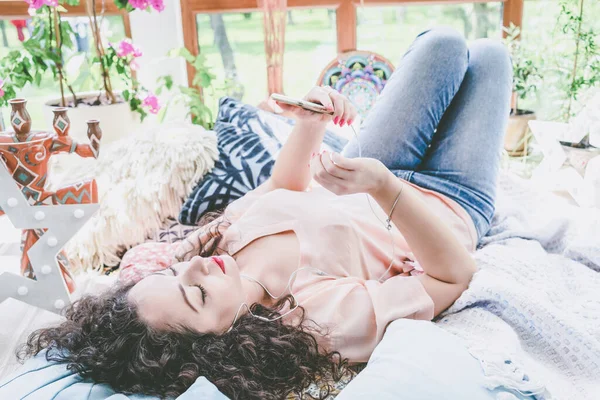 Belle Fille Avec Une Tasse Près Fenêtre — Photo