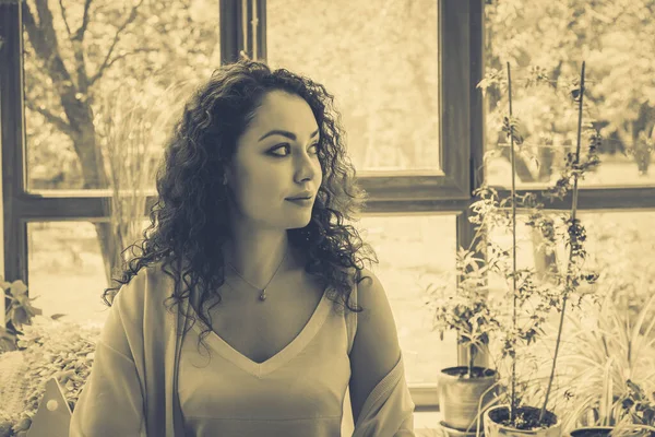 Belle Fille Avec Une Tasse Près Fenêtre — Photo