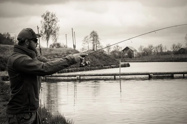 湖でのマス釣り レクリエーション — ストック写真