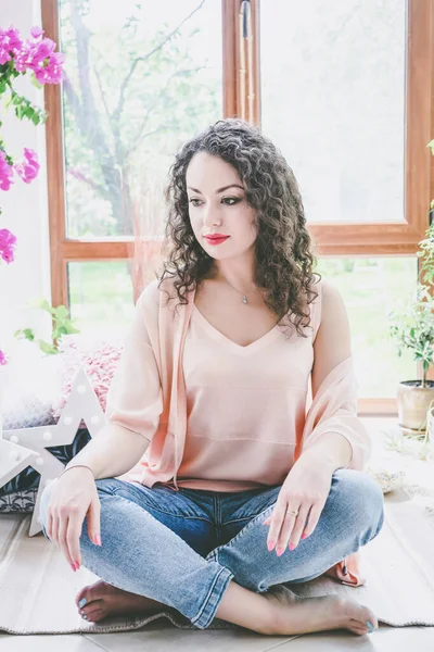 Menina Bonita Com Uma Caneca Perto Janela — Fotografia de Stock