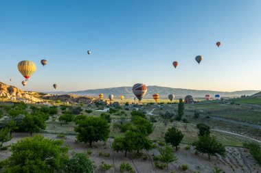 Kapadokya 'daki en büyük turistik yer sıcak hava balonu gezisidir. Kapadokya tüm dünyada sıcak hava balonu için en iyi duraklardan biri olarak bilinir. Goreme, Kapadokya, Türkiye.