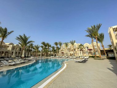 Deniz kenarındaki bir tatil köyünde güzel bir mimari.