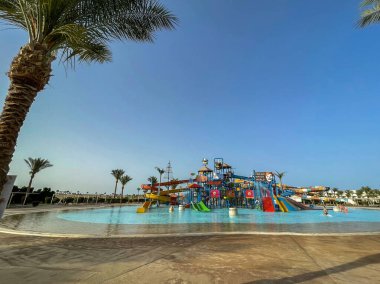 Havuz arka planına sahip Aquapark kaydırıcıları