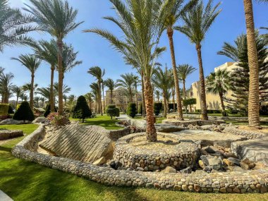 Deniz kenarındaki bir tatil köyünde güzel bir mimari.