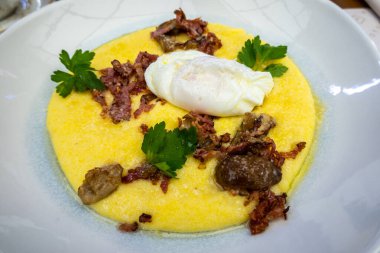 Domuz pastırması ve mantarlı mısır lapası.